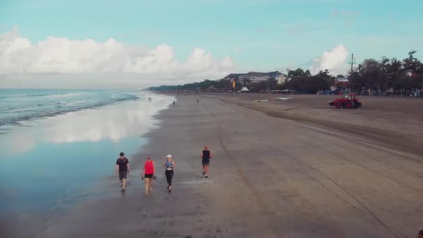 Bali Morning Runnig Hombre en Kuta — Vídeo de stock