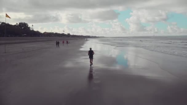 Bali rano Runnig Man w Kuta — Wideo stockowe