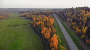 Sonbaharda Karelia 'daki Ruskeala dağ parkı.