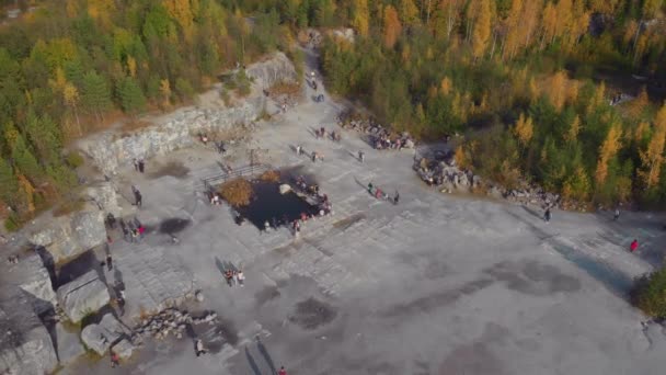 Ruskeala fjällpark i Karelen på hösten. — Stockvideo