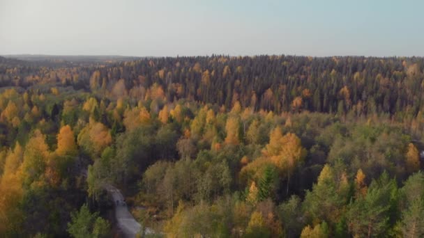 Ruskeala hegyi park Karéliában ősszel. — Stock videók