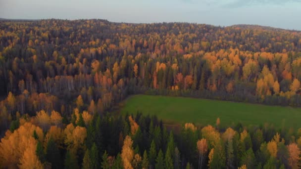 Sonbaharda Karelia 'daki Ruskeala dağ parkı. — Stok video