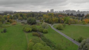 St. Petersburg 'da bir sonbahar parkının güzelliği.