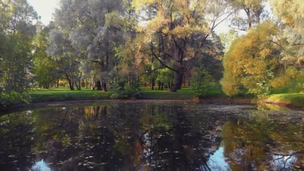 A beleza de um parque de outono em São Petersburgo. Videoclipe