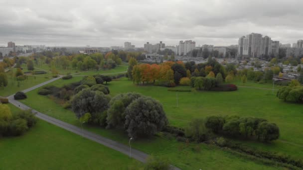 La beauté d'un parc d'automne à Saint-Pétersbourg. — Video