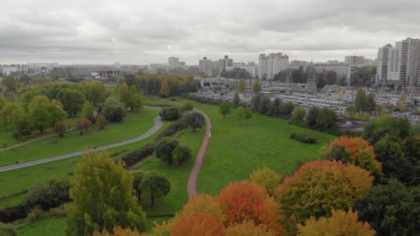 A beleza de um parque de outono em São Petersburgo. — Vídeo de Stock