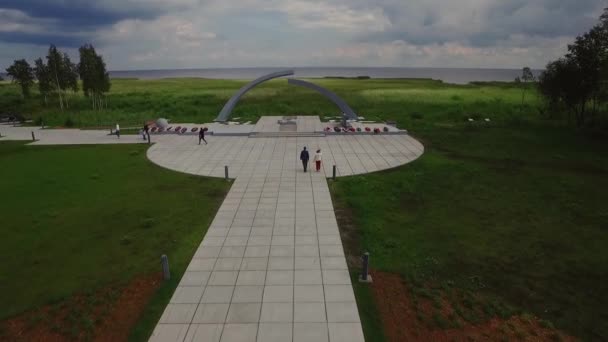 De Gebroken Ring is een complex van gedenkstructuren aan de grenzen van de slag om Leningrad.. — Stockvideo