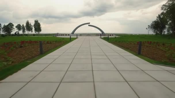 壊れた指輪はレニングラードの戦いの境界にある記念建造物の複合体です。. — ストック動画