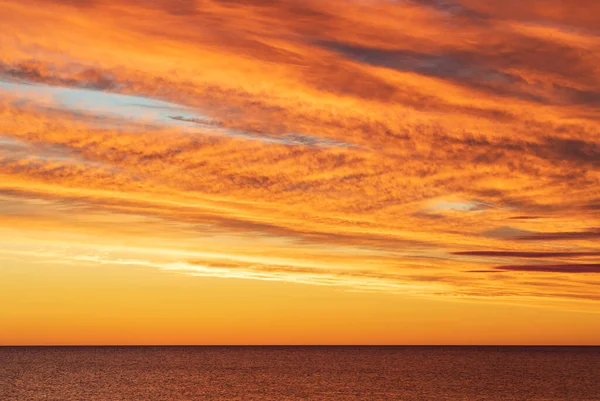 Dramatisk Gyllene Orange Himmel Över Havet Horisont Före Soluppgången — Stockfoto