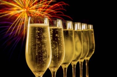 Arka planda köpüklü şarap ve havai fişeklerle kutluyoruz.