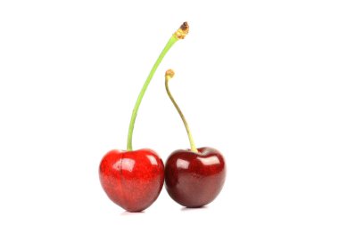 İki kalp şeklinde kiraz birbirine yaslanıyor..