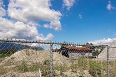 Port Coquitlam, Kanada - 13 Temmuz 2020: Yüksek çitlerle çevrili Robert William 