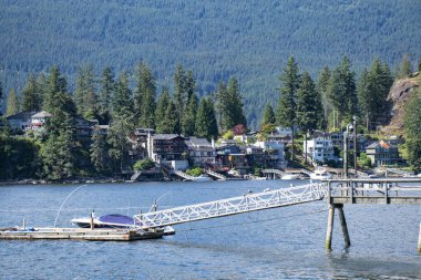 Belcarra Bölgesel Parkı 'nda güneşli bir günde Belcarra Köyü' nün manzarası.