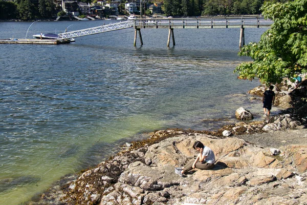 Belcarra Canadá Julho 2020 Menina Está Sentada Praia Parque Regional — Fotografia de Stock