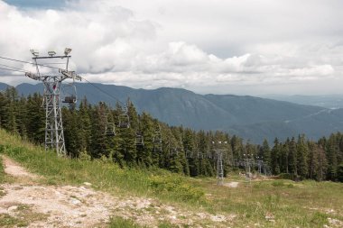 Seymour Dağı 'nda eski çift tekerlekli sandalyeler ve yaz sezonu boyunca arka planda manzaralı manzaralar.