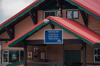 Kuzey Vancouver, Kanada - 6 Temmuz 2020: Seymour Dağı 'ndaki Three Peaks Lodge yaz sezonu boyunca
