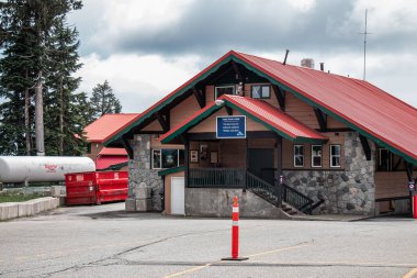 Kuzey Vancouver, Kanada - 6 Temmuz 2020: Seymour Dağı 'ndaki Three Peaks Lodge yaz sezonu boyunca