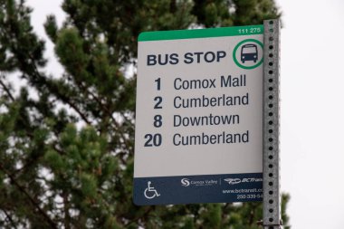 Courtenay, Kanada - 21 Kasım 2020: Mevcut tüm otobüslerin listesi ile Otobüs Durağı tabelasının görünümü