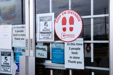 Courtenay, Vancouver Adası, Kanada - 21 Kasım 2020: COVID-19 Önleme nedeniyle Mağaza girişinde işaret maskesi görüntüsü gerekiyor. Pandemik İnşaat Durumu.