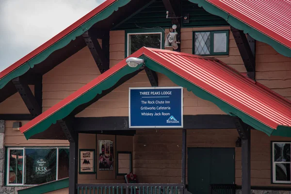 Kuzey Vancouver, Kanada - 6 Temmuz 2020: Seymour Dağı 'ndaki Three Peaks Lodge yaz sezonu boyunca