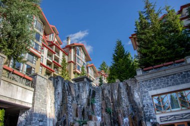 Whistler, Kanada - 5 Temmuz 2020: Güneşli bir günde Whistler Village 'daki Westin Resort Spa Oteli