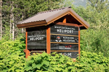 Whistler, Kanada - 5 Temmuz 2020: Whistler Belediye Heliport yolu üzerindeki tabela görüntüsü