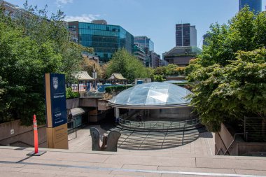 Vancouver, Kanada - 29 Haziran 2020: UBC Robson Meydanı, Vancouver şehir merkezindeki UBC Point Grey kampüsünün bir uzantısıdır. Güneşli bir gün.
