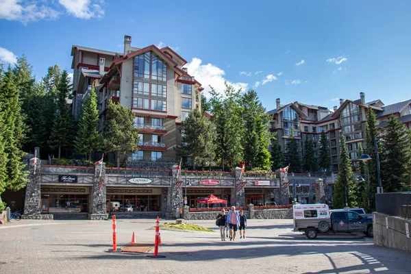 加拿大惠斯勒 2020年7月5日 阳光普照的惠斯勒村威斯汀度假温泉酒店 — 图库照片