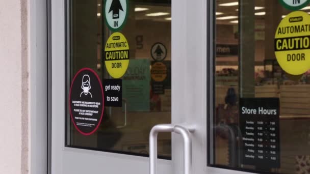 加拿大温哥华岛Courtenay 2020年11月21日 由于Covid 19的预防 必须在得奖者商店入口处查看标志面具 — 图库视频影像