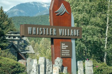 Whistler, Kanada - 5 Temmuz 2020 Arkasında orman olan Whistler 'a hoş geldiniz. Klasik görünüm.