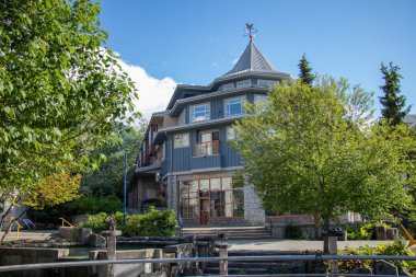 Whistler, Kanada - 5 Temmuz 2020: Whistler Village 'daki Plaza Galeri Binası