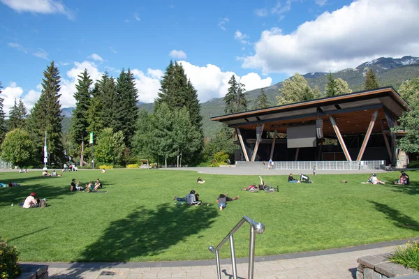 Whistler Canada Juli 2020 Mensen Zitten Het Groene Gazon Een — Stockfoto