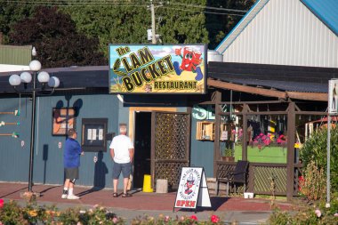 Port Alberni, Kanada - 17 Ağustos 2020: İnsanlar şehir merkezindeki The Clam Bucket Restaurant 'a girmek için sıraya giriyor