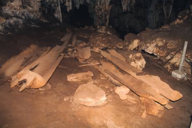 Lawa kabileleri tarafından binlerce yıl önce Tayland 'ın Mae Hong Son eyaletindeki Tham Lot mağarasında oyulmuş çaydanlık ağacından tabutların görüntüsü.