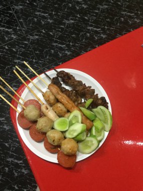 Tabakta çubuk olan kızarmış yemekler, Tayland usulü yemekler Bangkok, Tayland 'da