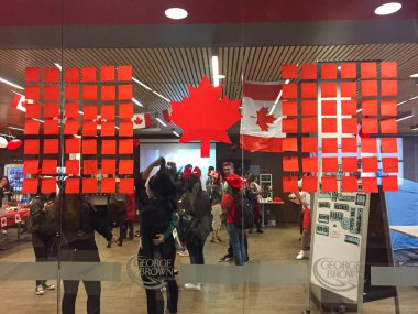 Toronto, Kanada - 29 Haziran 2017: George Brown Koleji 'nde Kanada Günü' nü kutlayan öğrencilerle dolu ESL Kampüsü. DIY Kanada Bayrağı pencerede.