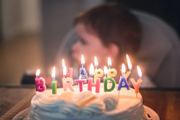 소년의 케이크에 촛불을 선택적 — 스톡 사진