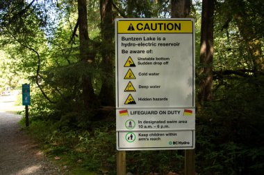 Coquitlam, Buntzen Gölü, Kanada - 10 Ağustos 2021: Buntzen Gölü eğlence alanının girişindeki uyarı işareti