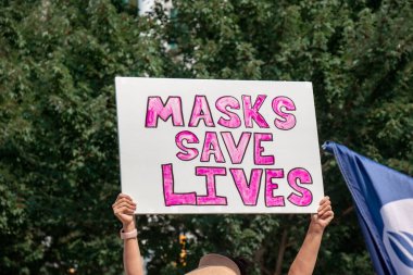 Vancouver, Kanada - 14 Ağustos 2021: Vancouver Sanat Galerisi 'nin dışındaki okullarda zorunlu maskeler için düzenlenen Vancouver mitinginde alınan İşaret Maskeleri Hayat Kurtarıyor