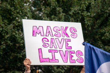 Vancouver, Kanada - 14 Ağustos 2021: Vancouver Sanat Galerisi 'nin dışındaki okullarda zorunlu maskeler için düzenlenen Vancouver mitinginde alınan İşaret Maskeleri Hayat Kurtarıyor
