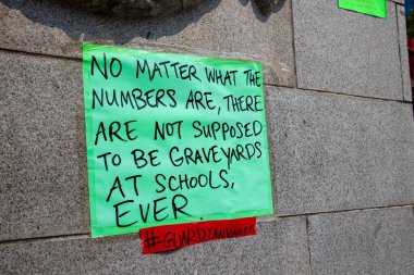 Vancouver, Kanada - 14 Ağustos 2021: Kamloops kenti yakınlarında kalan yerli çocuklar için anıt bulundu.