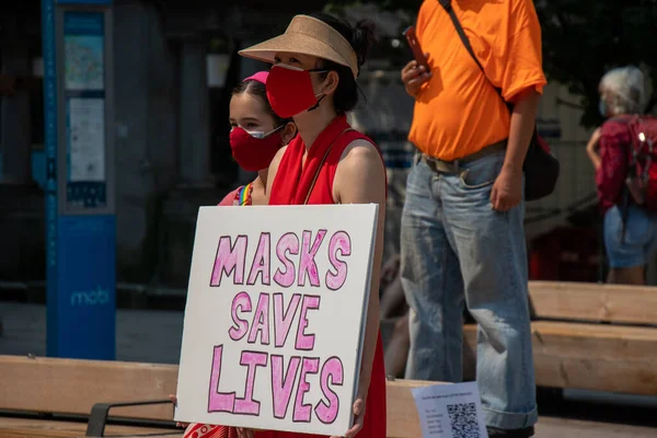 Vancouver, Kanada - 14 Ağustos 2021: Vancouver Sanat Galerisi 'nin dışındaki okullarda zorunlu maskeler için düzenlenen Vancouver mitinginde alınan İşaret Maskeleri Hayat Kurtarıyor