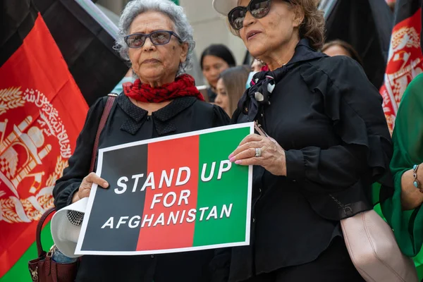 Vancouver Canada August 2021 Women Holding Sign Stand Afghanistan Vancouver — Stock Photo, Image