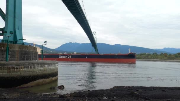 Ein Frachtschiff Steuert Den Hafen Von Vancouver Mit North Vancouver — Stockvideo