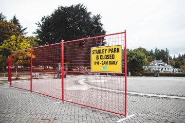 Vancouver, Kanada - 5 Eylül 2021: Stanley Park 'ın Stanley Park' ta çakalların saldırıları sonrasında her gün saat yediden dokuza kadar görüntüsü kapatıldı