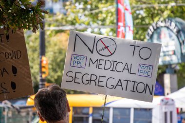 Vancouver, Kanada - 8 Eylül 2021: Vancouver Belediye Binası önündeki BC Aşı Kartı 'na karşı düzenlenen mitingde Tıbbi Ayrımcılığa Hayır