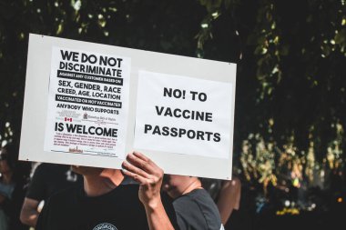 Vancouver, Kanada - 8 Eylül 2021: Vancouver Belediye Binası önündeki BC Aşı Kartı 'na karşı düzenlenen mitingde aşı pasaportlarına hayır işareti