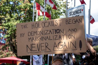 Vancouver, Kanada - 8 Eylül 2021: Vancouver Belediye Binası önünde BC Aşı Kartı 'na karşı düzenlenen mitingde Yahudi Soykırımı İblisleşmesi ve Marjinalleşmesi ile başladı