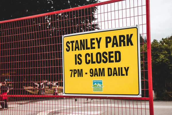 Vancouver, Kanada - 5 Eylül 2021: Stanley Park 'ın Stanley Park' ta çakalların saldırıları sonrasında her gün saat yediden dokuza kadar görüntüsü kapatıldı