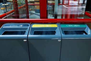 Kentsel kafede çöp depolama, şişeler / kutular ve organik atıklar için modern geri dönüşüm kutuları